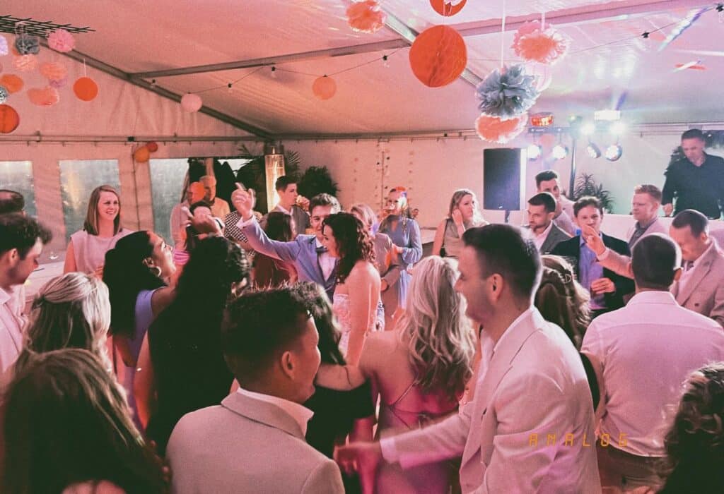 bruiloftfeest wegwerpcamera